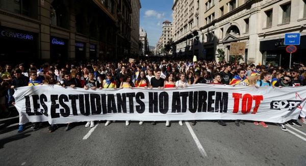 Miles de jóvenes toman las calles en Barcelona tras una noche de disturbios | .::Agencia IP::.