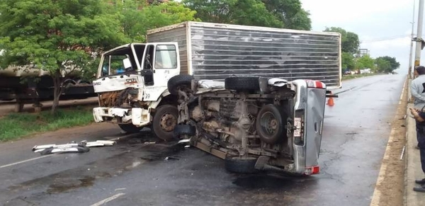 HOY / Grave accidente involucra a chofer ebrio del IPS y camioneta donde iba hijo de diputado