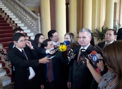 Bacchetta desafía a sus colegas que responsabilizan a Mario Abdo de la firma del acta bilateral