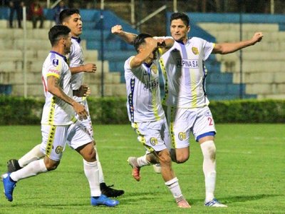 Acumula tres triunfos, pero no tiene contrato