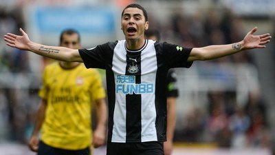 Un campeón del mundo habla de Almirón y su problema en la Premier