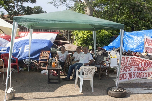 “Gente poderosa está involucrada en el despojo (de su casa) a mi hermano”, acusan - ADN Paraguayo