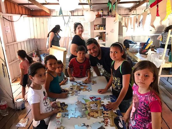 Una mano juvenil extiende su ayuda a la hundida educación escolar - Periodismo Joven - ABC Color