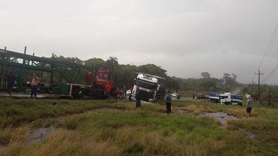 Colisión de camiones en Caacupé - Nacionales - ABC Color