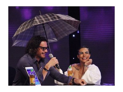 Paloma sufrió una caída en el baile "bajo la lluvia"