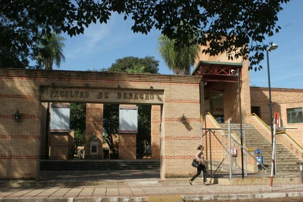 Universitaria denunció por acoso sexual a docente de Derecho UNA