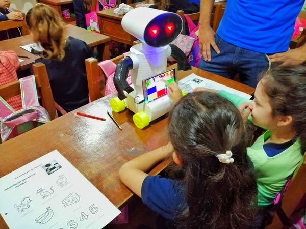Kachibot, el robot que divierte y enseña guaraní - Especiales - ABC Color