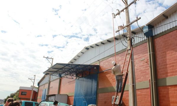 Imputan a comerciantes del Parque Mercosur por conexiones eléctricas clandestinas