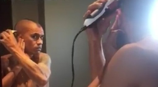 Mirá cómo se hace su peinadito el pelotero Otalvaro (video)