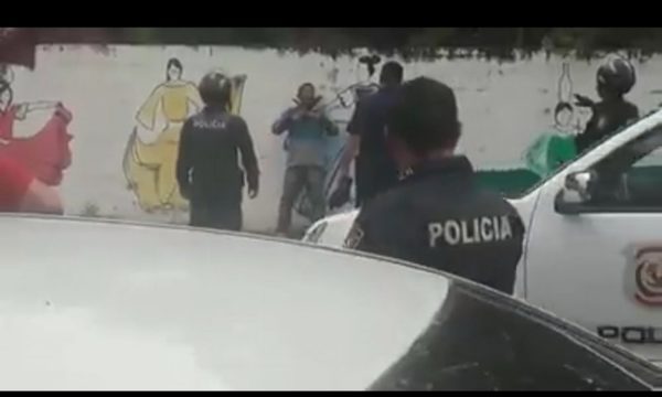 Policía detiene a indígena que amenazaba con dos machetes