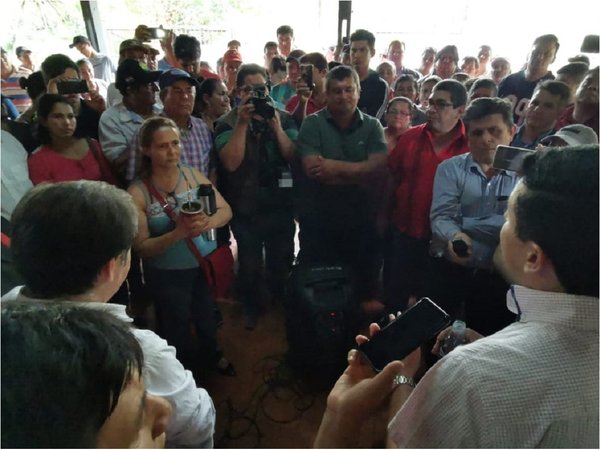 Protesta de campesinos al asumir nuevo director regional del Indert