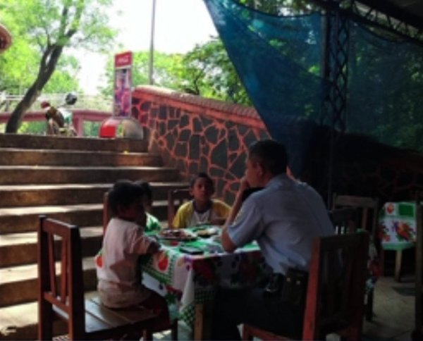 Agente policial invita a almorzar a niños de la calle | Noticias Paraguay