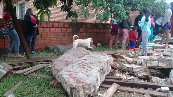 Derrumbe de muro deja sin vivienda a una pareja en San Antonio - Nacionales - ABC Color