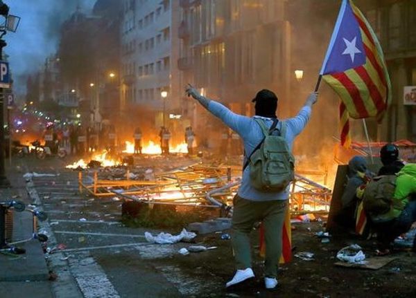 Disturbios tras enorme manifestación en Cataluña por condena a líderes independentistas