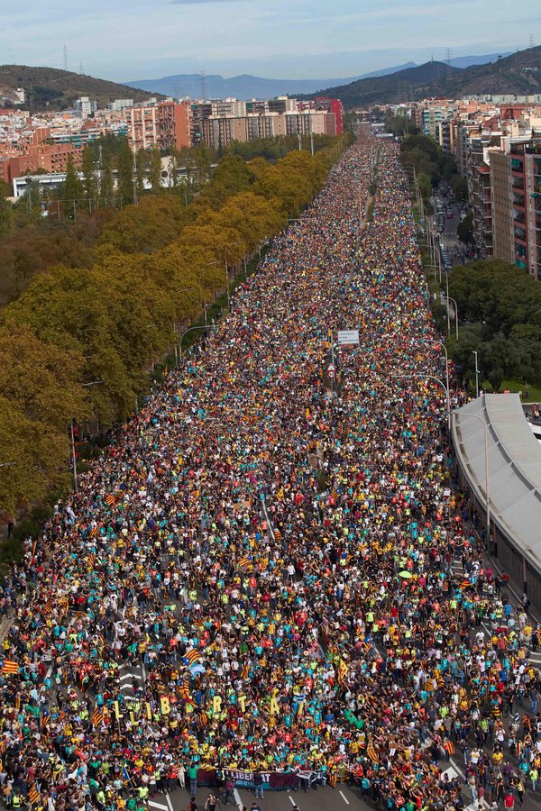 Barcelona: Independentistas se enfrentan con piedras y botellas a la Policía » Ñanduti