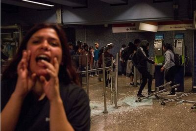 Santiago en caos tras protestas por aumento de tarifa del Metro - Mundo - ABC Color