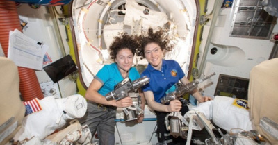 Histórico: dos doñas patean en el espacio