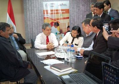 MEC se compromete con docentes para un aumento de sus salarios