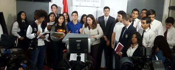 Cartes acuerda impulsar optimización de la educación