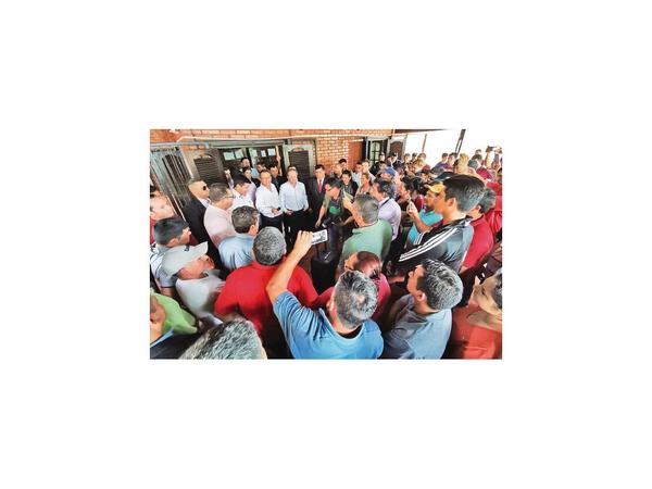 Con oposición de labriegos asumió director de Indert