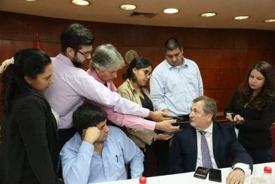 Ministro ordena descuento de sus honorarios por días ausentes