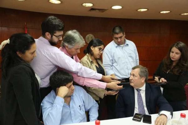 Ministro ordena descuento de sus honorarios por días ausentes
