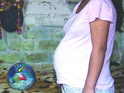 Adolescente de 14 años quedó embarazada tras abuso de tío y padrastro