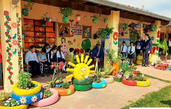 Hermosean jardín de escuela luqueña con materiales reciclados •