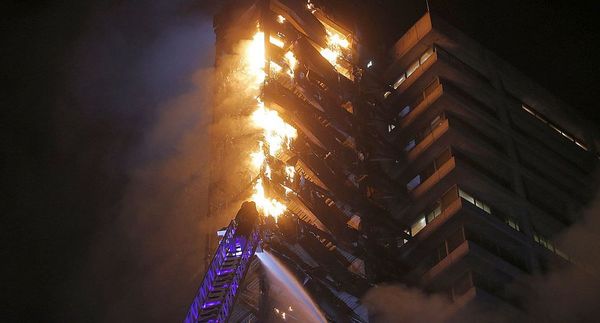 En medio de las protestas, incendiaron el edificio ENEL en Santiago