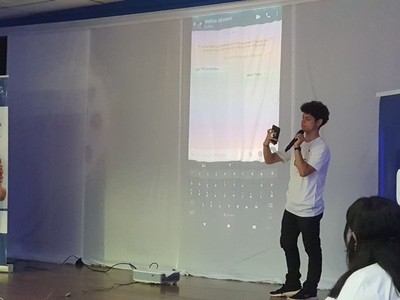 Tigo presenta taller digital para adultos mayores en el uso de smartphones y la tecnología 4G LTE