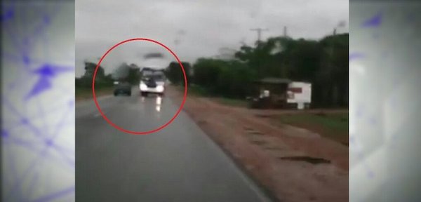 Bus realiza adelantamiento temerario y casi termina en choque | Noticias Paraguay