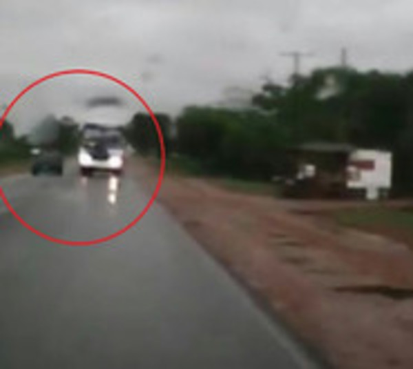 Bus realiza adelantamiento temerario y casi termina en choque - Paraguay.com