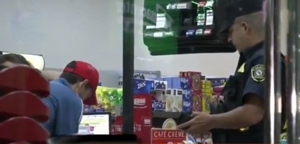 Delincuentes asaltan minimercado y despojan de millonaria suma a clienta | Noticias Paraguay