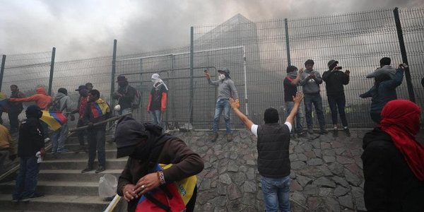 A los gritos nativos tomaron el Parlamento de Ecuador | Noticias Paraguay