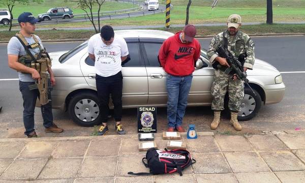 Ex convictos caen con 4 kilos de cocaína en la vereda de la Conmebol •