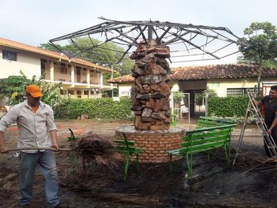 Inadaptado incendia búngalo de paja de peatonal de Atyrá - Nacionales - ABC Color