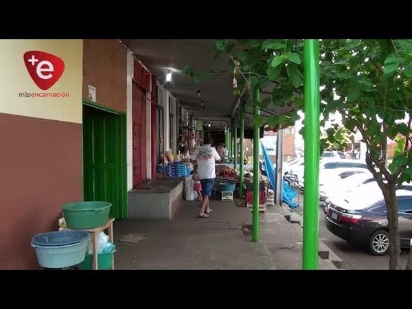 NOTIFICAN A COMERCIANTES DE LA FERIA POR EXHIBICIÓN DE MERCADERÍAS EN VEREDAS