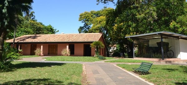 Era guardia, halló su tesoro en la lectura y ahora es guía de un museo | Noticias Paraguay