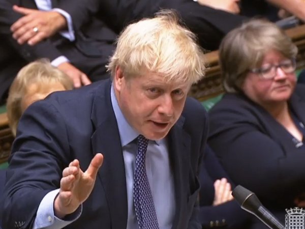 Johnson sufre otro revés al apoyar los diputados un retraso del brexit