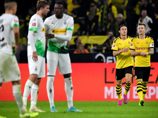El Dortmund derrota al Monchengladbach y se acerca a la cima