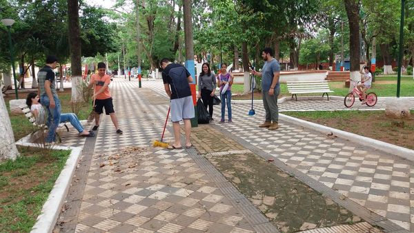 Jóvenes se autoconvocaron para limpiar su ciudad