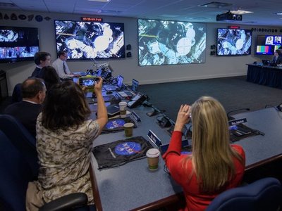 El primer paseo espacial realizado solo por mujeres
