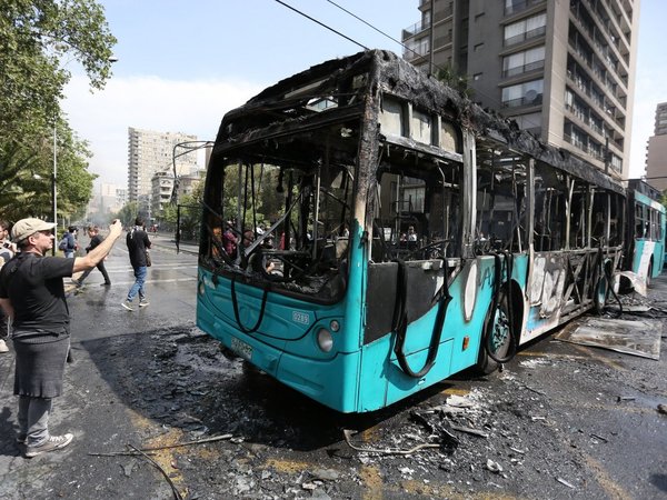 Buses quemados y cacerolazos en nuevos disturbios en Chile