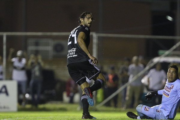 Olimpia venció a River y conserva su ventaja como líder