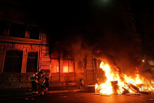 Manifestantes incendian edificio de diario más antiguo en  circulación en Chile - Mundo - ABC Color