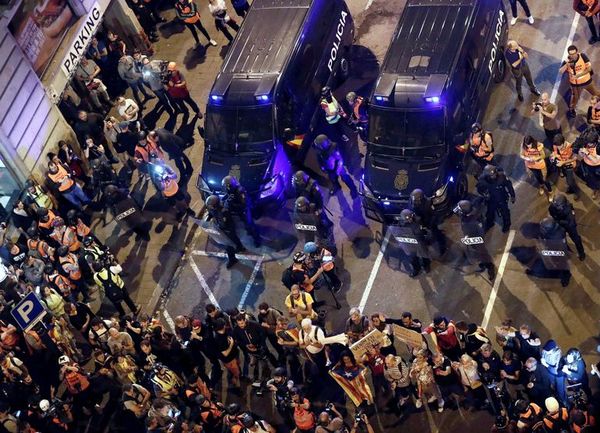 Un cordón humano para rebajar las tensiones en Cataluña - Mundo - ABC Color