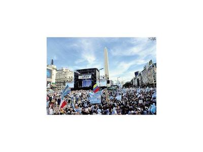 Macri no se rinde y reúne a una multitud en el Obelisco