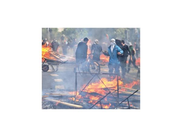 Siguen los disturbios y decretan toque de queda en Santiago