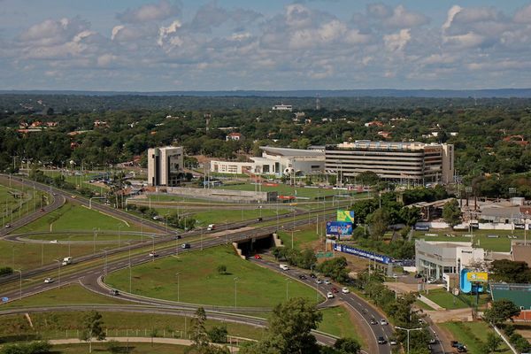 Persecución en autopista termina con dos detenidos