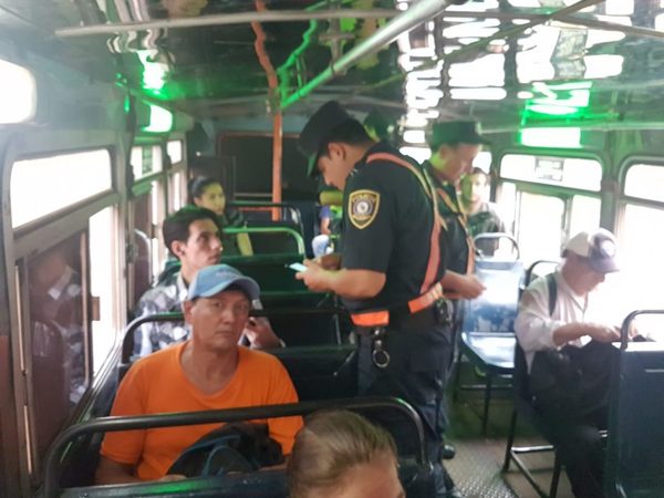 Policía de San Lorenzo: Control dentro de los buses del transporte interno | San Lorenzo Py